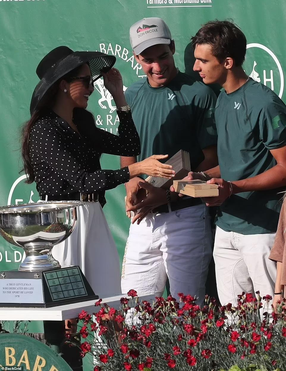 Hoàng tử Harry chơi polo từ khi còn đi học ở Anh cùng anh trai William. Gần đây, anh tham gia đội Los Padres và tham gia nhiều giải đấu ở Mỹ.