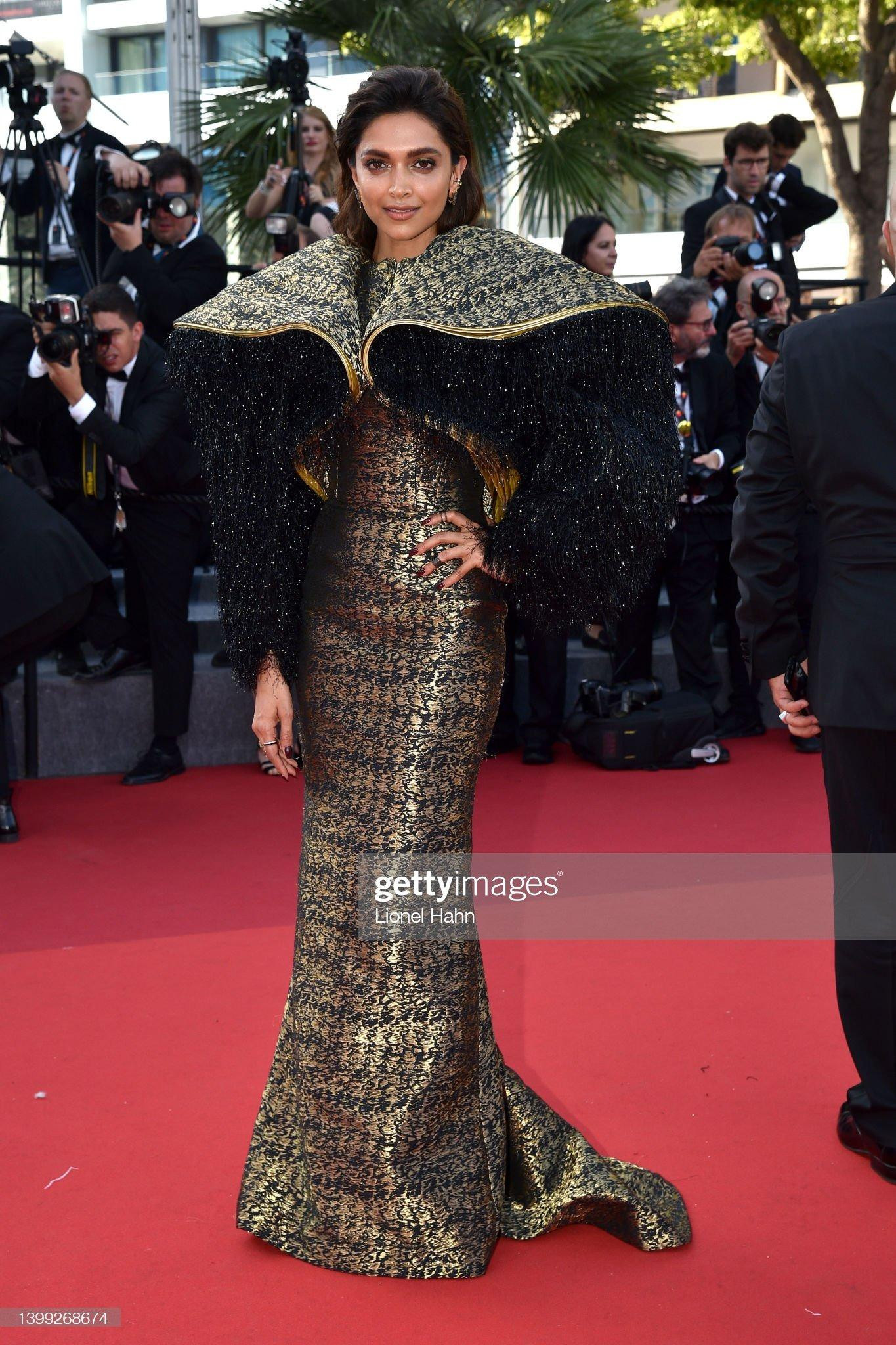 Nữ giám khảo kiêm minh tinh Bollywood Deepika Padukone diện bộ váy không thể kín đáo hơn, thiết kế cầu kỳ và lạ mắt.