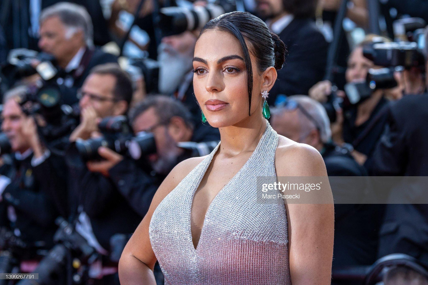 Tái xuất showbiz sau hơn một tháng sinh con, người mẫu 28 tuổi gần như đã lấy lại được vóc dáng nuột nà như trước lúc mang thai.