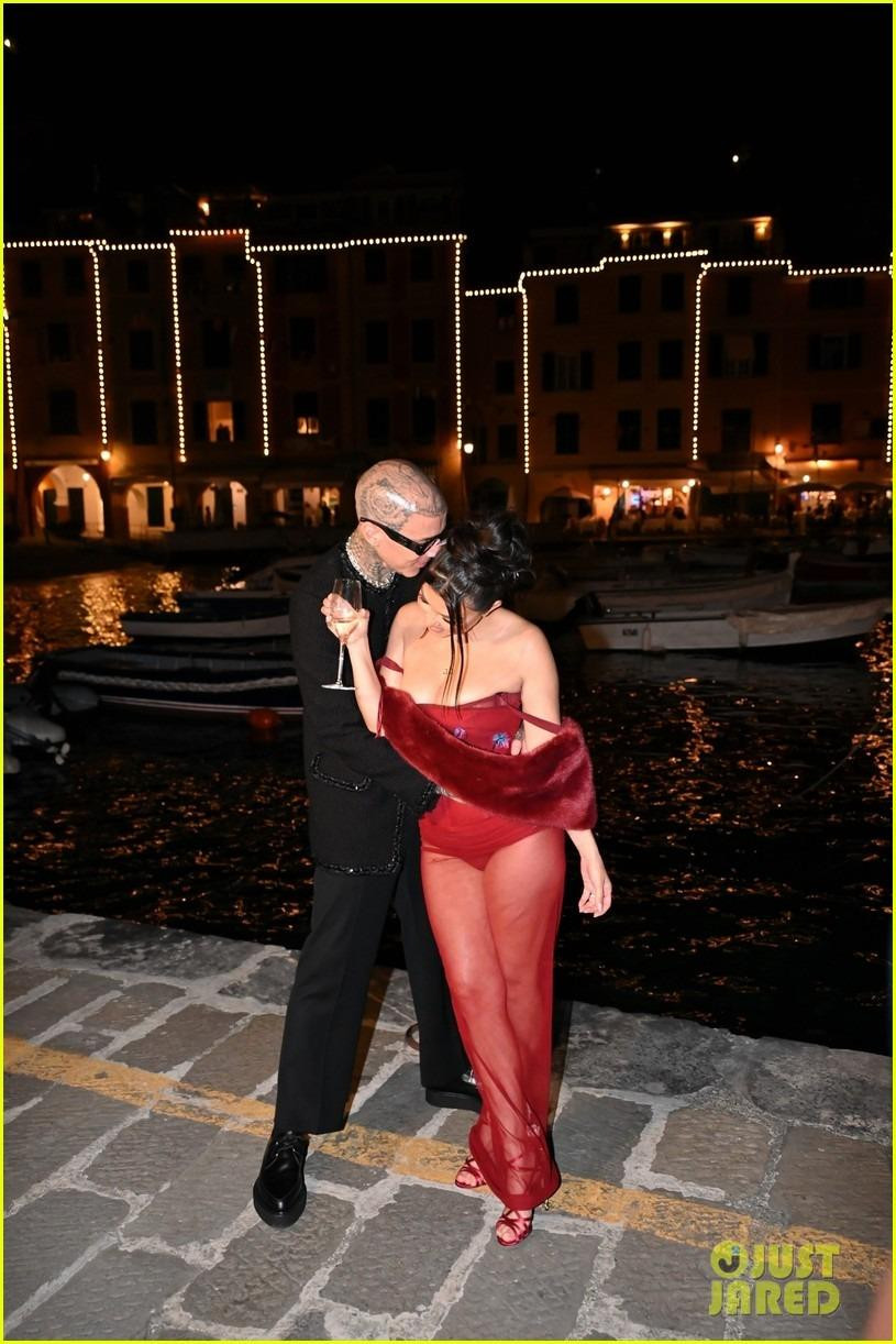 Trước đó, Kourtney và Travis đã tổ chức một hôn lễ riêng tư không chính thức ở Las Vegas hồi đầu tháng Tư. Cuối tuần trước, họ chính thức thành vợ chồng hợp pháp với hôn lễ truyền thống ở Santa Barbara (Mỹ). Đám cưới thứ ba sắp tới sẽ được tổ chức hoành tráng nhất, với sự góp mặt của hai bên gia đình và bạn bè.