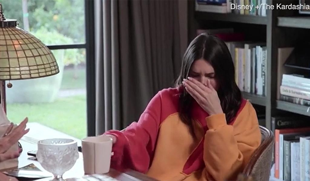 Kendall suýt sặc nước trước lời nhắc của mẹ.