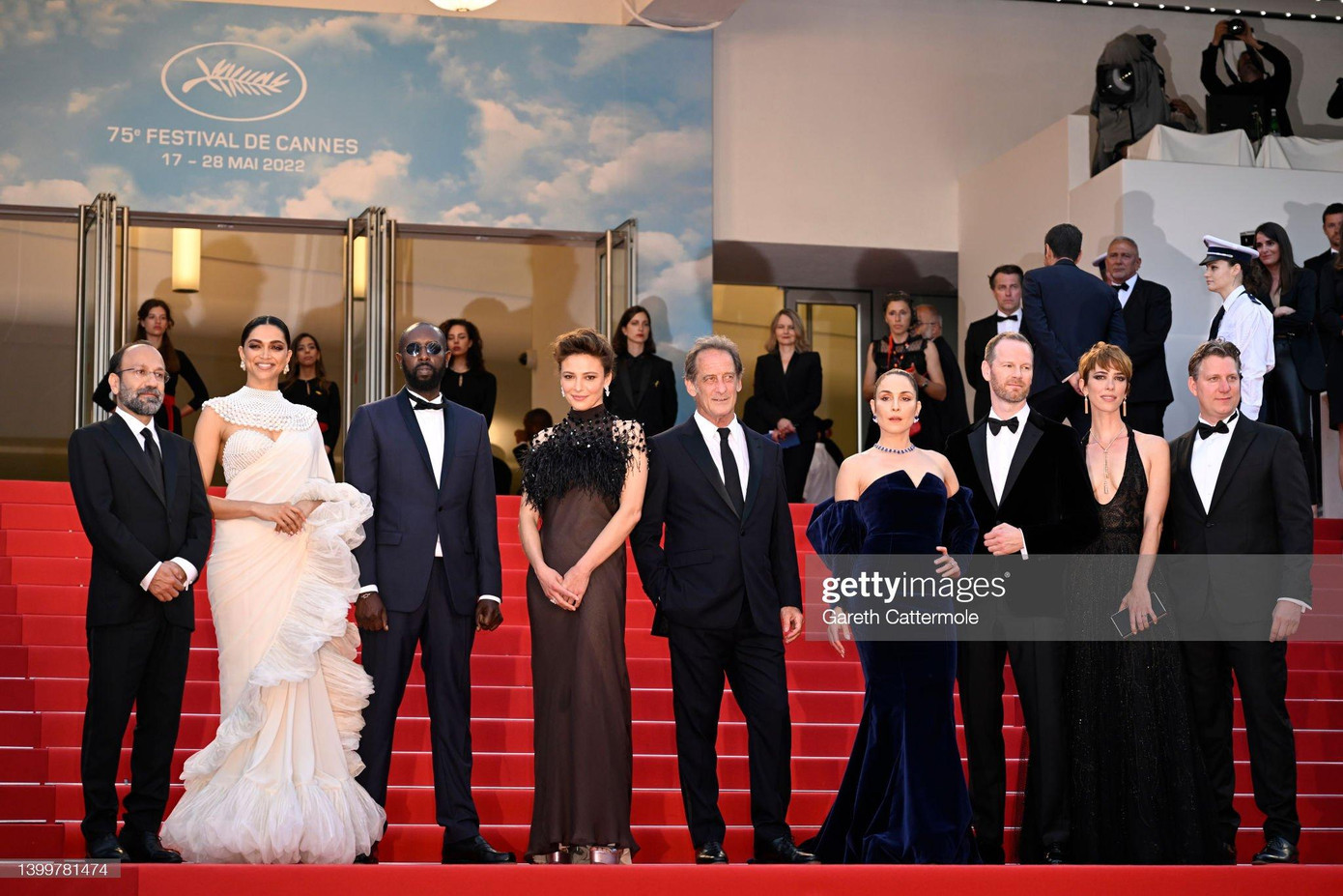 Hội đồng ban giám khảo Liên hoan phim Cannes lần thứ 75: Asghar Farhadi, Deepika Padukone, Ladj Ly, Jasmine Trinca, Chủ tịch hội đồng ban giám khảo Vincent Lindon, Noomi Rapace, Joachim Trier, Rebecca Hall và Jeff Nichols (từ trái qua phải).