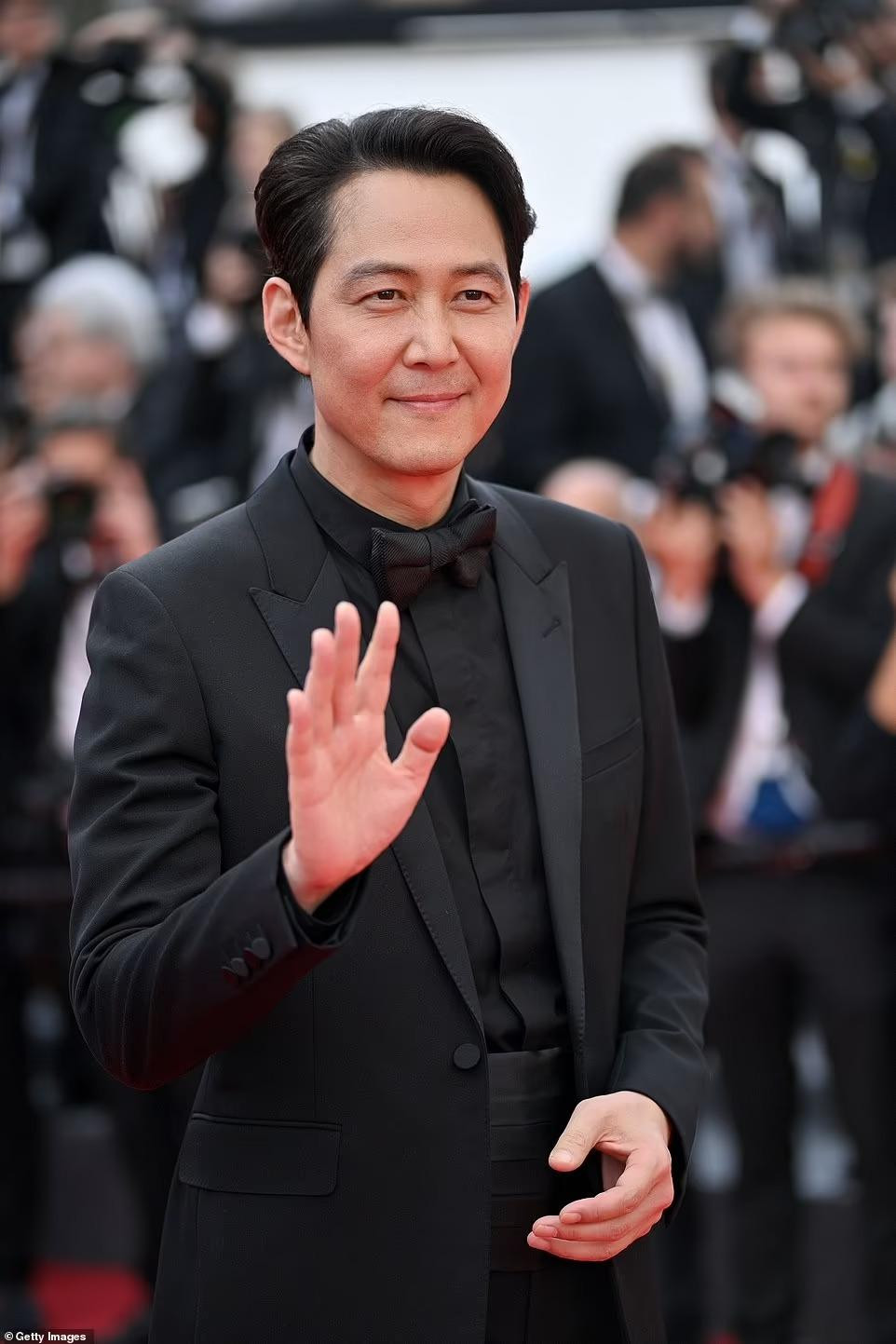 Tài tử &quot;Squid Game&quot; Lee Jung-Jae bảnh bao với bộ lễ phục đen.