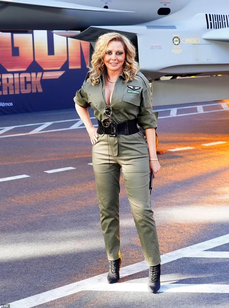 Nữ MC Carol Vorderman &quot;bốc lửa&quot; trong bộ đồ phi công chiến đấu cơ.
