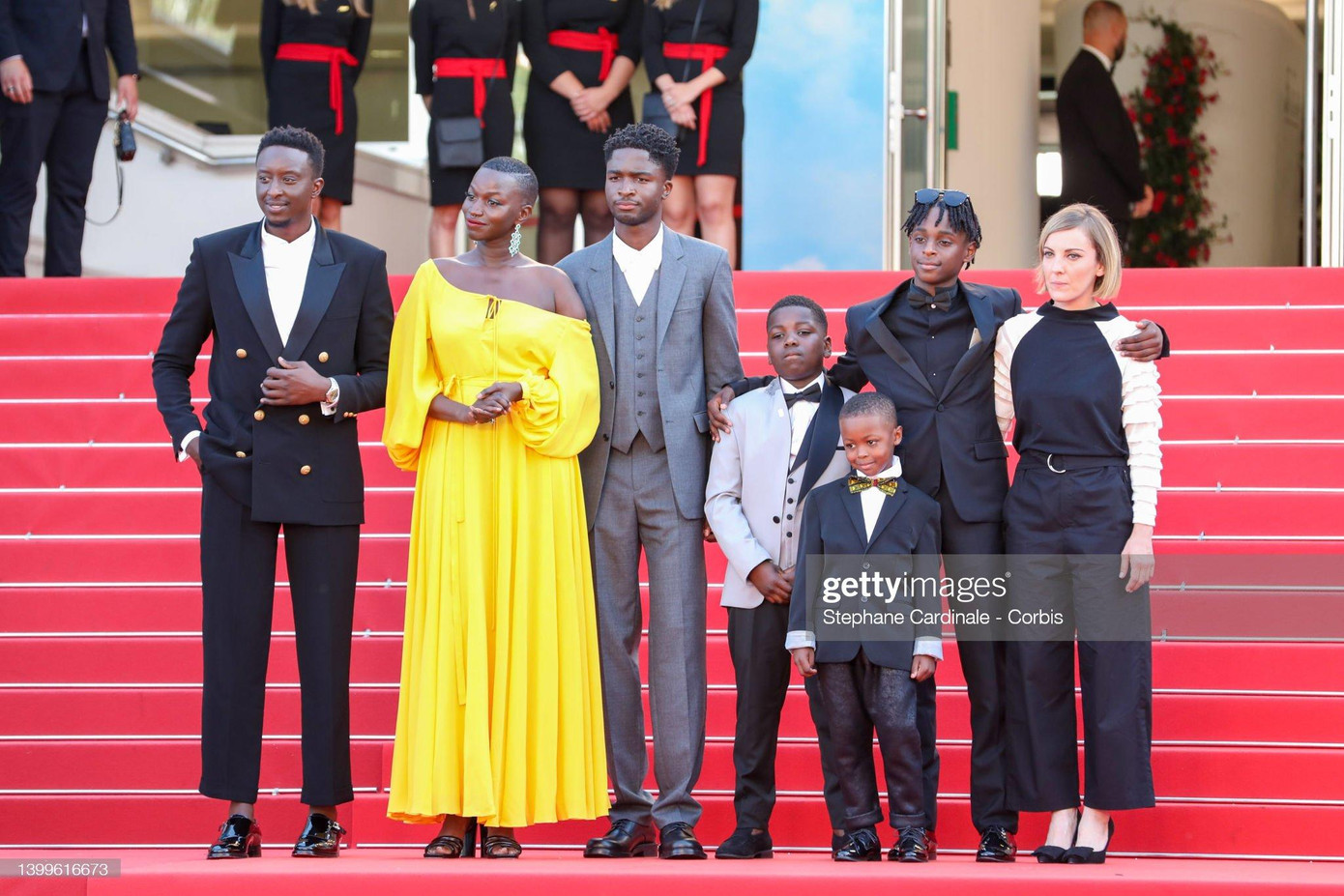 Ngày 27/5, bộ phim "Mother and Son" của nữ đạo diễn kiêm biên kịch người Pháp Léonor Serraille ra mắt tại Liên hoan phim Cannes lần thứ 75. Trong ảnh là nữ đạo diễn Serraille (da trắng) và dàn diễn viên phim.