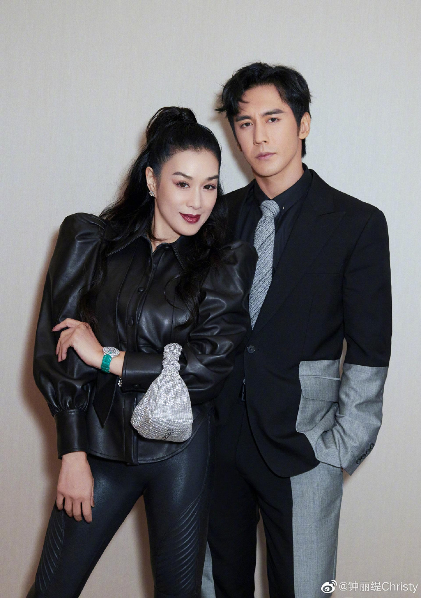 Hoa hậu người Hoa Quốc tế 1993 hiện đang có cuộc sống hôn nhân hạnh phúc bên người chồng thứ ba, Trương Luân Thạc. Cô hơn chồng 12 tuổi nhưng khi xuất hiện cùng nhau không hề có sự chênh lệch.