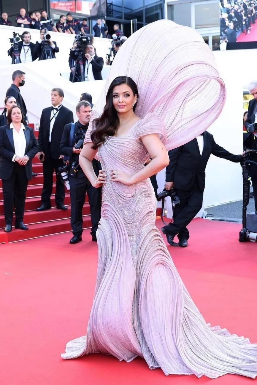 &quot;Hoa hậu đẹp nhất mọi thời đại&quot; Aishwarya Rai xuất hiện trên thảm đỏ với thiết kế lạ mắt.