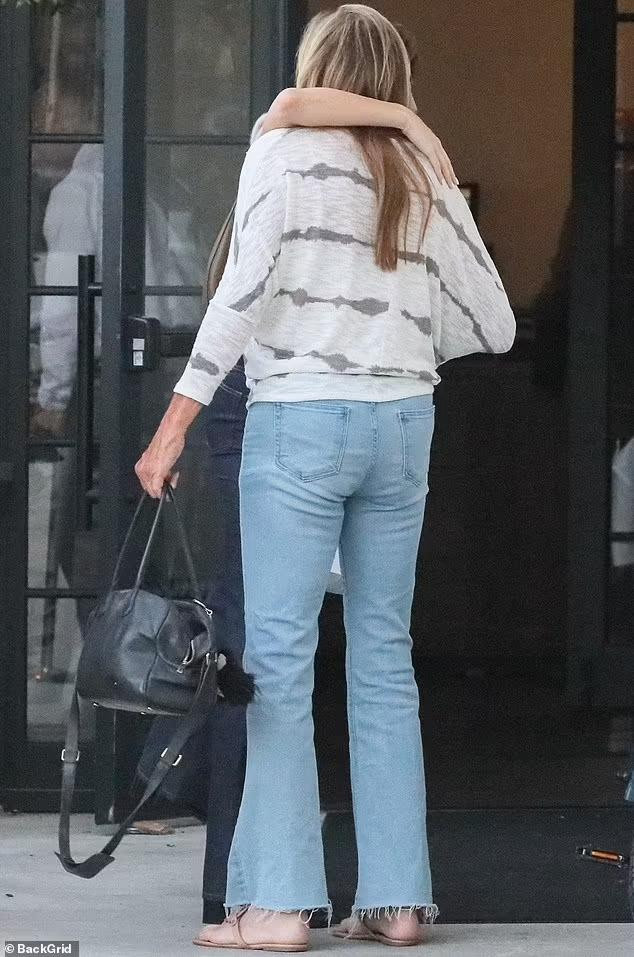 Tình huống không vui đó không ảnh hưởng đến mối quan hệ giữa bố con Jenner. Được biết, dù Caitlyn đã chuyển giới thành nữ, Kendall và Kylie vẫn gọi bà là bố. Bà Caitlyn, trước đây tên là Bruce, là cựu vận động viên đoạt huy chương vàng Olympic 10 môn thể thao phối hợp. Bà kết hôn với Kris Jenner từ 1991 - 2015. Tháng 4/2015, bà công khai là người chuyển giới.