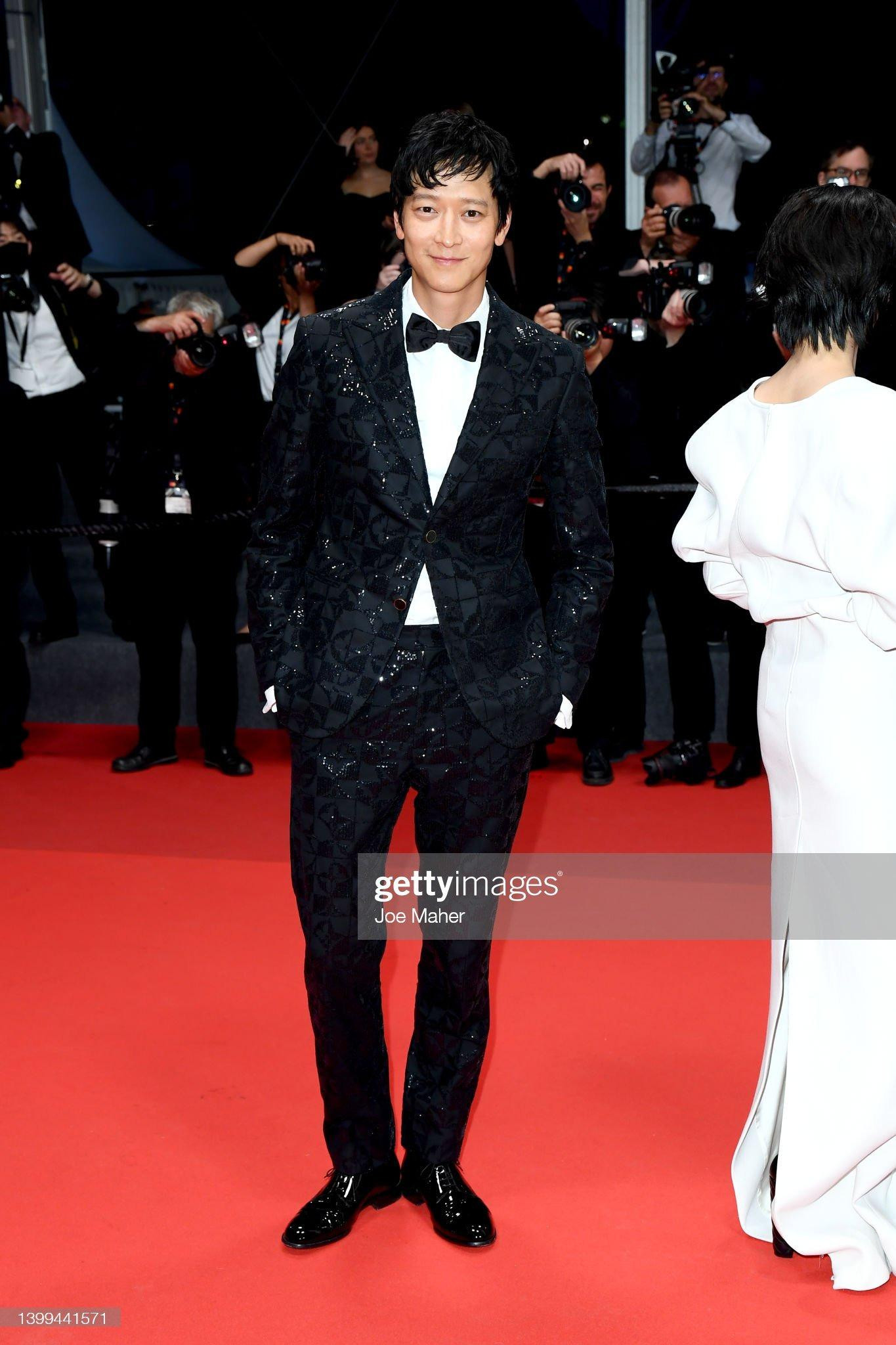 "Thánh sống xứ Hàn" Kang Dong-won trông bóng bẩy với bộ vest tối màu điểm kim tuyến lấp lánh.