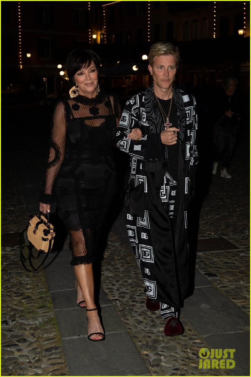 Mẹ của cô dâu, bà Kris Jenner, chọn một chiếc váy ren đen gợi cảm đến dự tiệc vui của con gái lớn. Bà không đi cùng người yêu kém 25 tuổi Corey Gamble, mà khoác tay một người bạn.