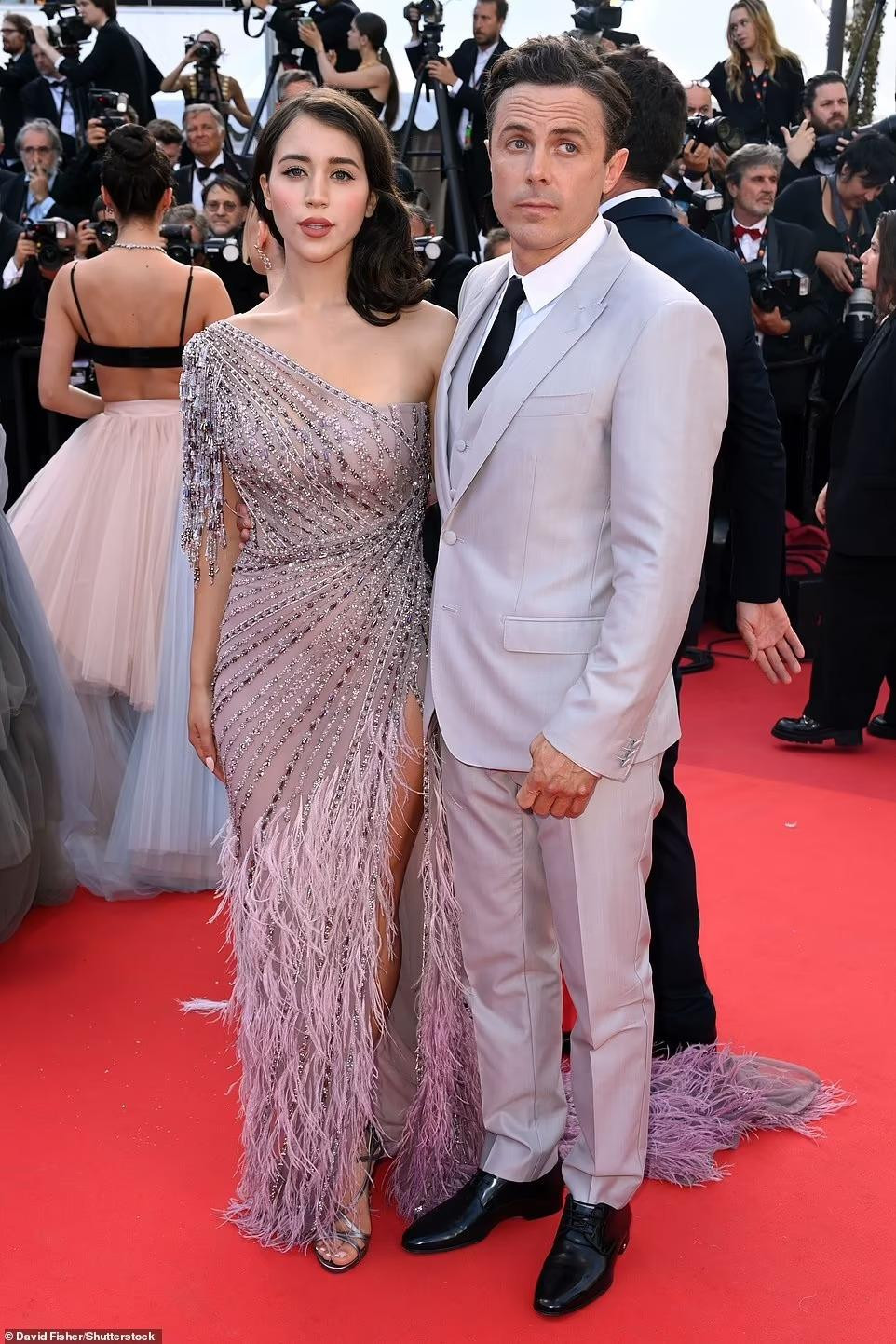 Em trai "Người Dơi" Casey Affleck bảnh bao trong bộ vest xám thắt nơ đen sánh đôi cùng bạn gái xinh đẹp Caylee Cowan.