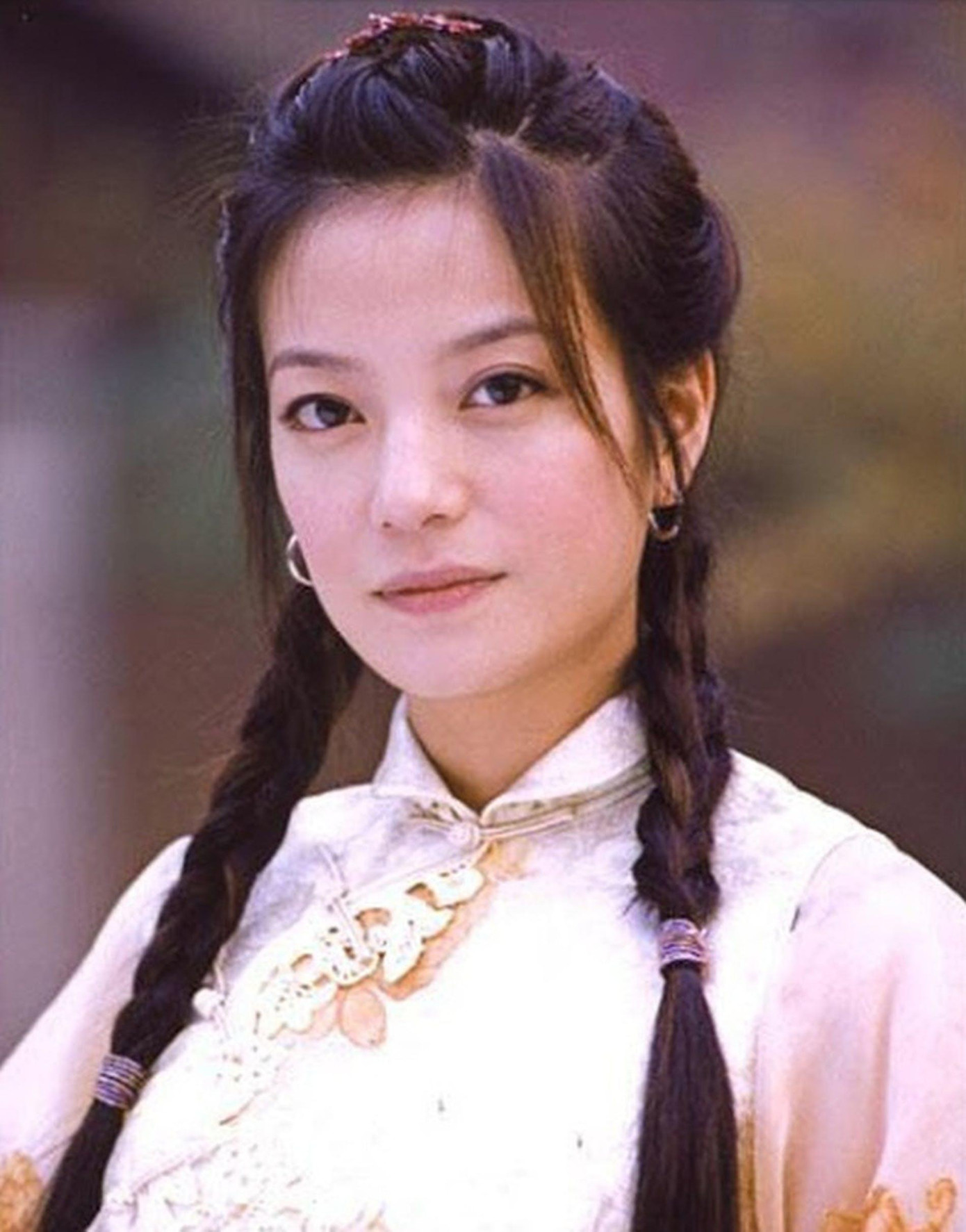 Nàng “Én nhỏ” là một trong số ít mỹ nhân thành công ở cả mảng điện ảnh lẫn truyền hình. Ngoài “Hoàn Châu cách cách”, cô ghi dấu ấn qua các diễn trong những tác phẩm như “Tân dòng sông ly biệt”, “Đội bóng thiếu lâm”, “Xích Bích”, “Họa bì” 1 và 2, “Lạc lối ở Hong Kong”, Tình nhân kết”, “Hoa Mộc Lan”, “Mẹ hổ bố mèo”, “Kinh hoa yên vân”… Cô giành được nhiều giải thưởng uy tín ở Trung Quốc và nước ngoài. Nàng “Én nhỏ” là một trong số ít mỹ nhân thành công ở cả mảng điện ảnh lẫn truyền hình. Ngoài “Hoàn Châu cách cách”, cô ghi dấu ấn qua các diễn trong những tác phẩm như “Tân dòng sông ly biệt”, “Đội bóng thiếu lâm”, “Xích Bích”, “Họa bì” 1 và 2, “Lạc lối ở Hong Kong”, Tình nhân kết”, “Hoa Mộc Lan”, “Mẹ hổ bố mèo”, “Kinh hoa yên vân”… Cô giành được nhiều giải thưởng uy tín ở Trung Quốc và nước ngoài.