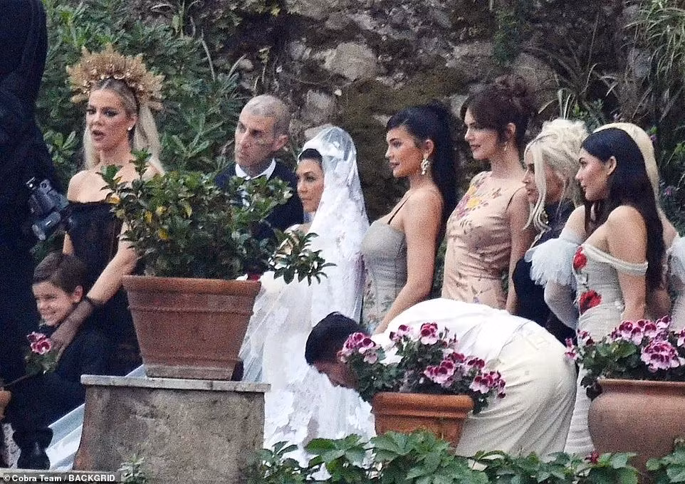 Cô dâu - chú rể được vây quanh bởi các thành viên hai bên gia đình, gồm chị em nhà Kardashian-Jenner nổi tiếng và các con của cặp đôi chính.