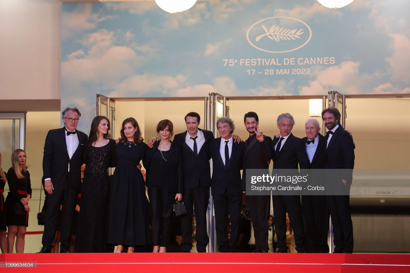 Tối cùng ngày, đoàn phim "Mascarade" ra mắt tại Cannes 2022. Trong ảnh (từ trái qua phải): François Kraus, Marine Vacth, Emmanuelle Devos, Laura Morante, đạo diễn Nicolas Bedos, François Cluzet, Pierre Niney, Jérôme Seydoux và Denis Pineau-Valencienne.
