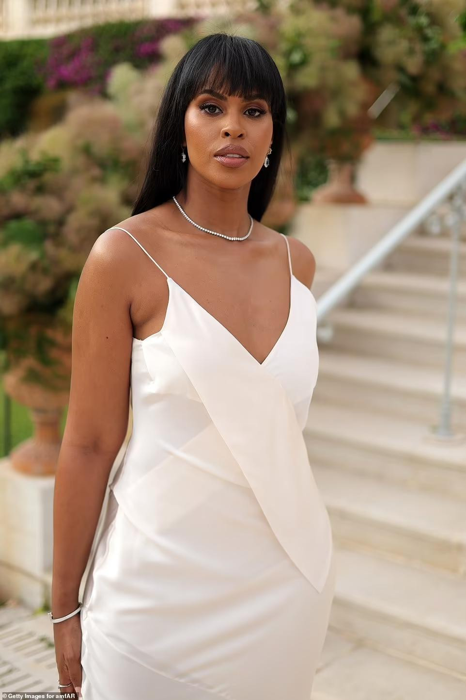 Giữa dàn mỹ nhân đua nhau hở, bà xã tài tử &quot;Thor&quot;, Sabrina Elba, nhẹ nhàng và thanh lịch với đầm hai dây trắng.