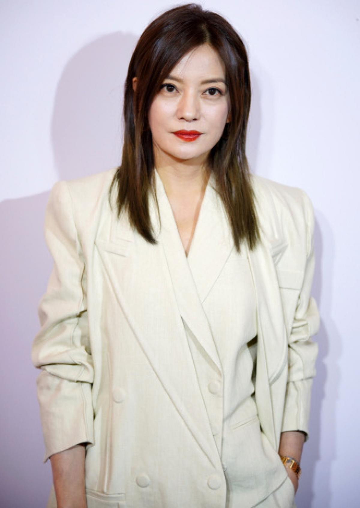 Ngoài diễn xuất, Triệu Vy còn được công nhận ở nhiều vai trò khác như đạo diễn, nhà sản xuất phim, ca sĩ kiêm doanh nhân. Cô từng được truyền thông tung hô là “Warren Buffett phiên bản nữ của Trung Quốc”. Năm 2015, Forbes thống kê, tài sản của Triệu Vy và ông xã Huỳnh Hữu Long cán mốc 1 tỷ USD. Ngoài diễn xuất, Triệu Vy còn được công nhận ở nhiều vai trò khác như đạo diễn, nhà sản xuất phim, ca sĩ kiêm doanh nhân. Cô từng được truyền thông tung hô là “Warren Buffett phiên bản nữ của Trung Quốc”. Năm 2015, Forbes thống kê, tài sản của Triệu Vy và ông xã Huỳnh Hữu Long cán mốc 1 tỷ USD.