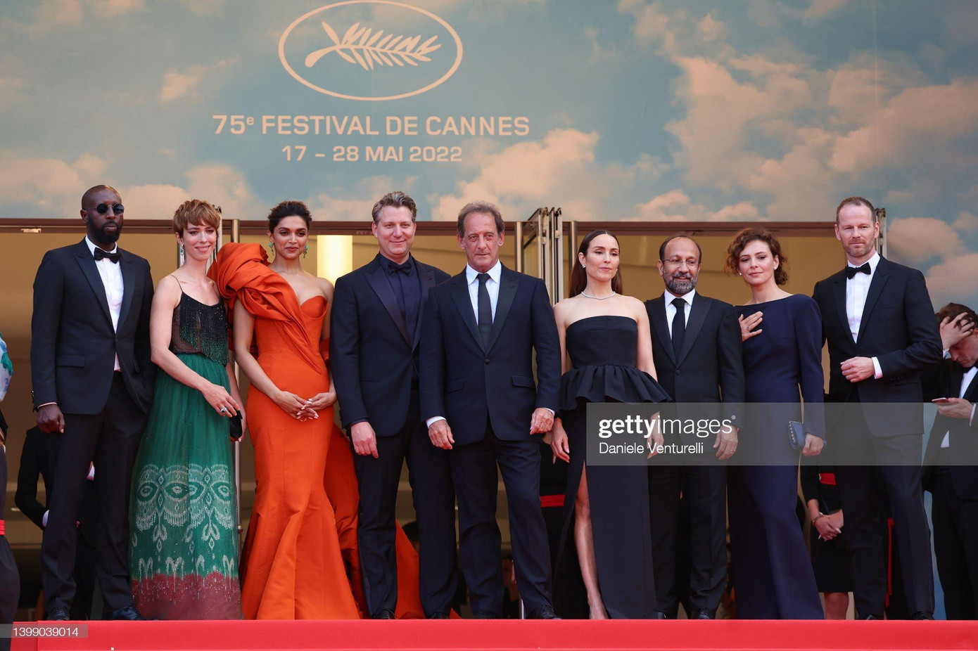 Deepika Padukone cùng các thành viên ban giám khảo LHP Cannes 2022.