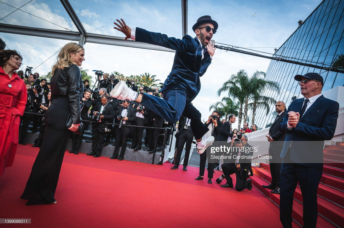 Một khách mời phấn khích thực hiện cú nhảy trên không.