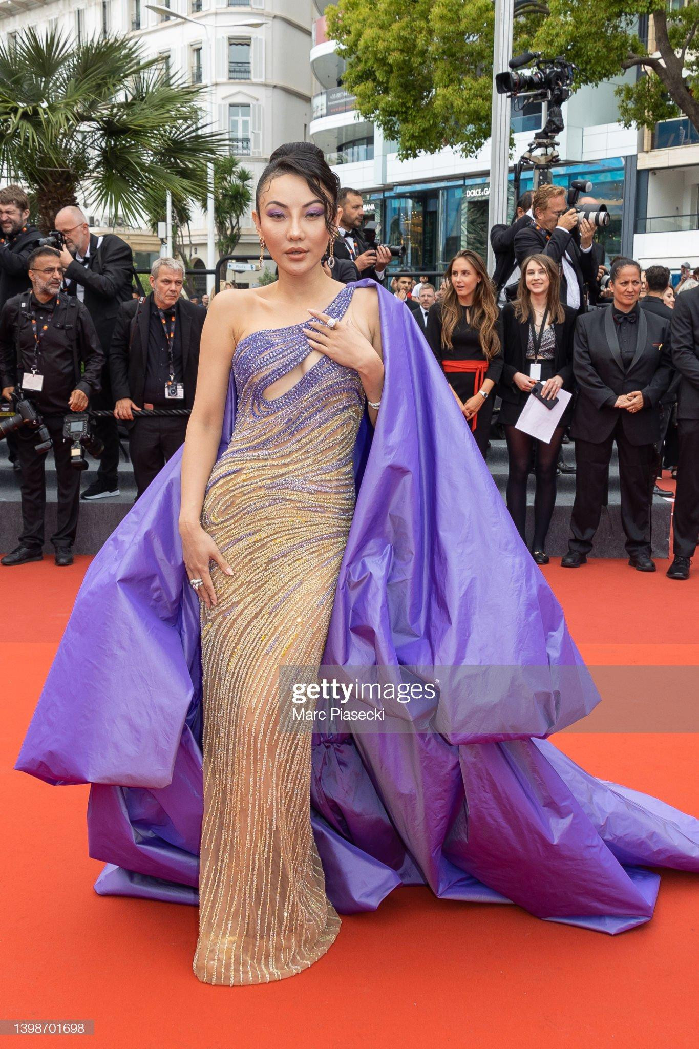 Fashionista Mỹ gốc Hoa Jessica Wang gây ấn tượng với bộ cánh màu tím cùng kiểu trang điểm &quot;ton-sur-ton&quot;.