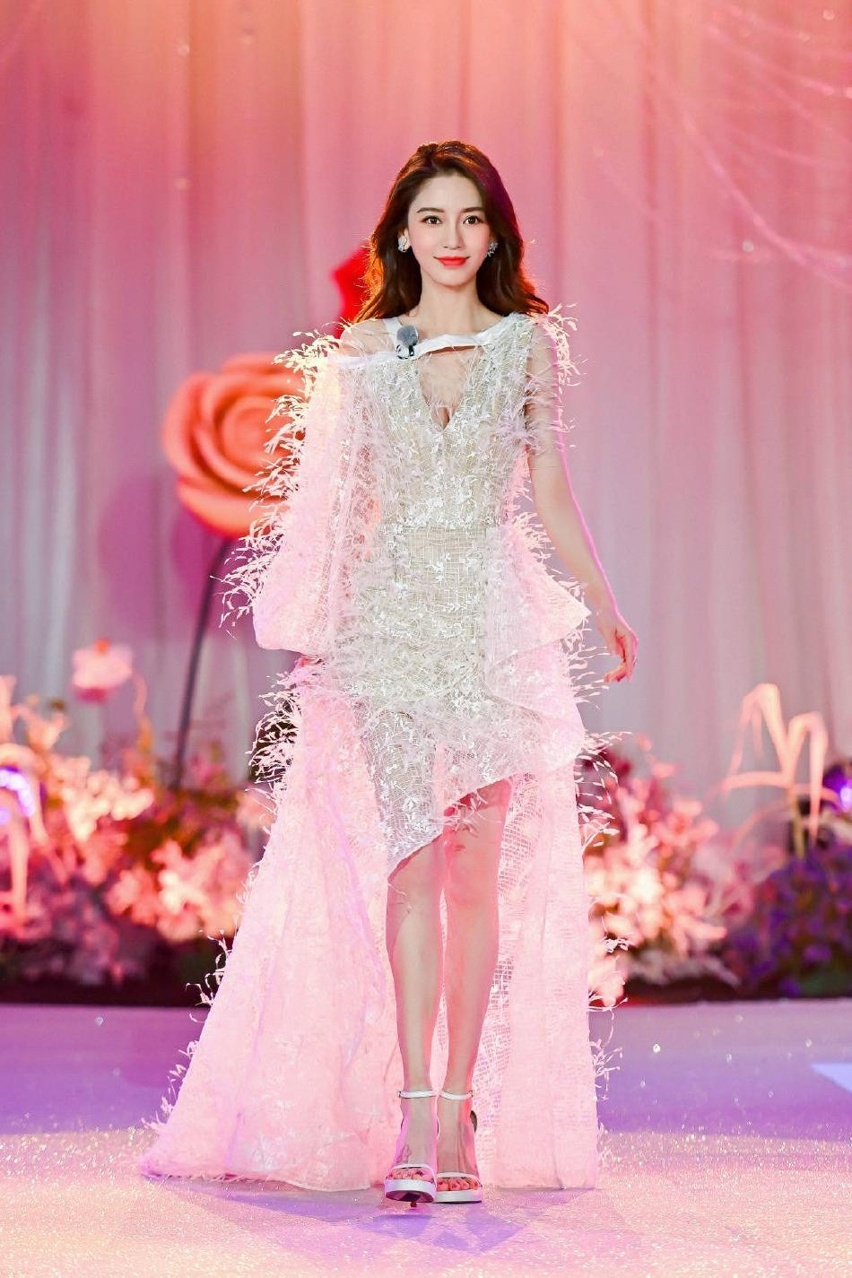 Trang giải trí Sina chia sẻ loạt hình ảnh về tạo hình mới của AngelaBaby trong chương trình &quot;Keep Running&quot; (Running Man bản Trung). Trong đó, vợ cũ Huỳnh Hiểu Minh mặc váy lông vũ trắng bay bổng.