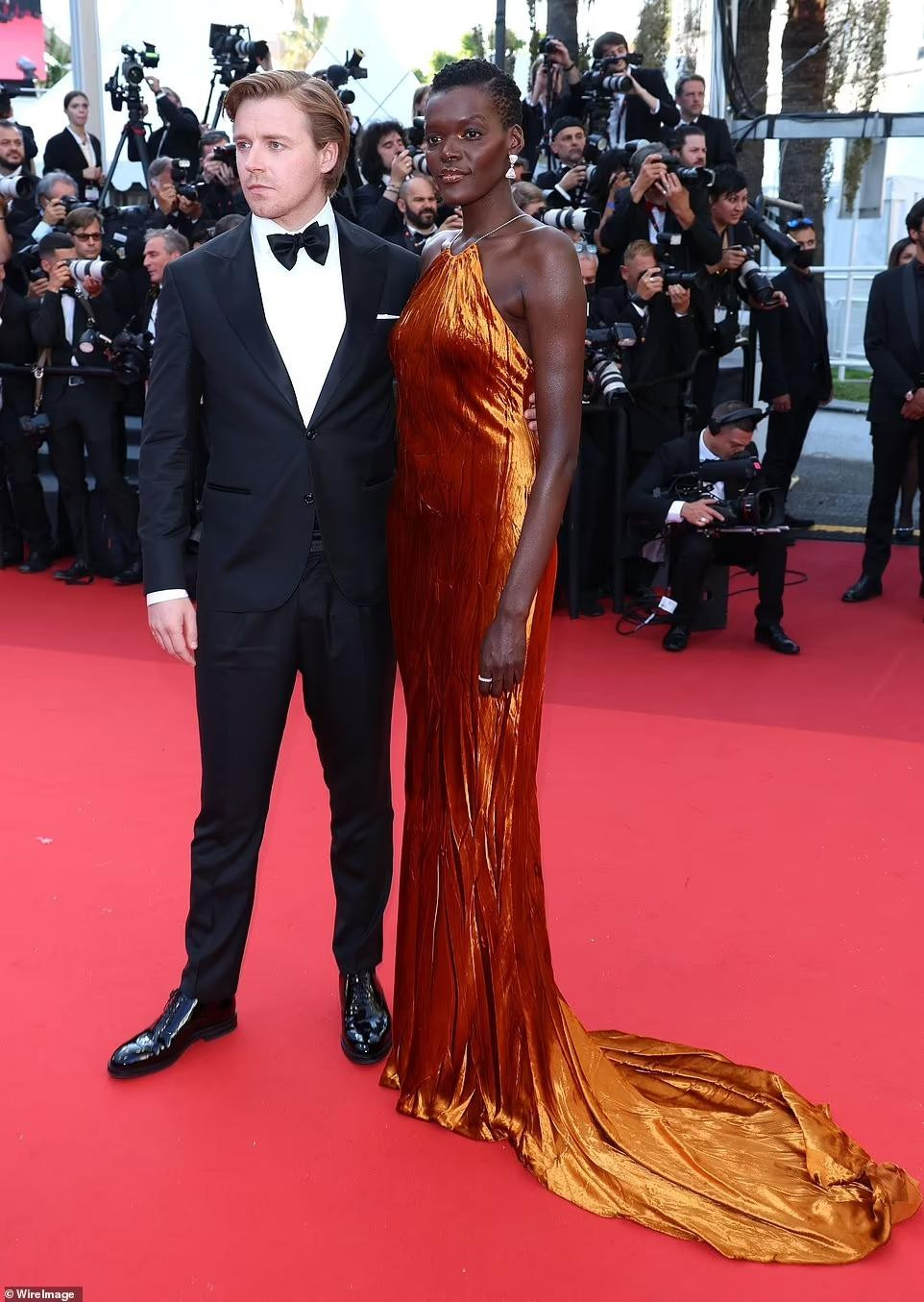 Hai diễn viên Jack Lowden và Sheila Atim sánh đôi trên thảm đỏ.