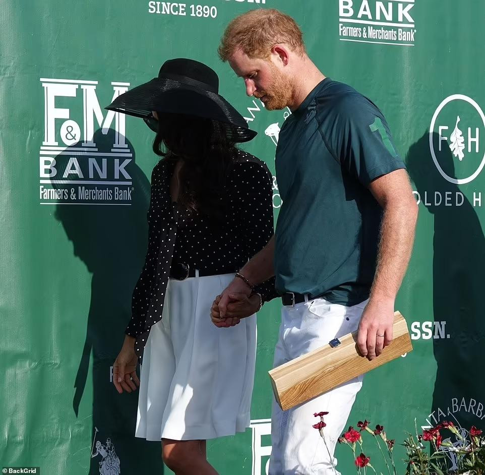 Trận đấu polo diễn ra vào thời điểm Công tước và Nữ công tước xứ Sussex sắp trở lại London (Anh) để tham dự Đại lễ Bạch Kim (Platinum Jubilee) mừng 70 năm trị vì của Nữ hoàng Elizabeth II. Trong dịp này, cặp đôi sẽ đưa hai con Archie (3 tuổi) và Lilibet (11 tháng tuổi) về thăm quê nội. Được biết, Lilibet chưa gặp bất kỳ thành viên nào trong gia đình Hoàng gia Anh.