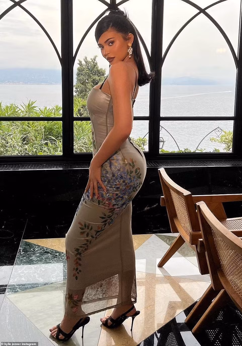 Kylie Jenner cũng chọn váy dài ôm sát người tôn đường cong chữ S hoàn hảo.