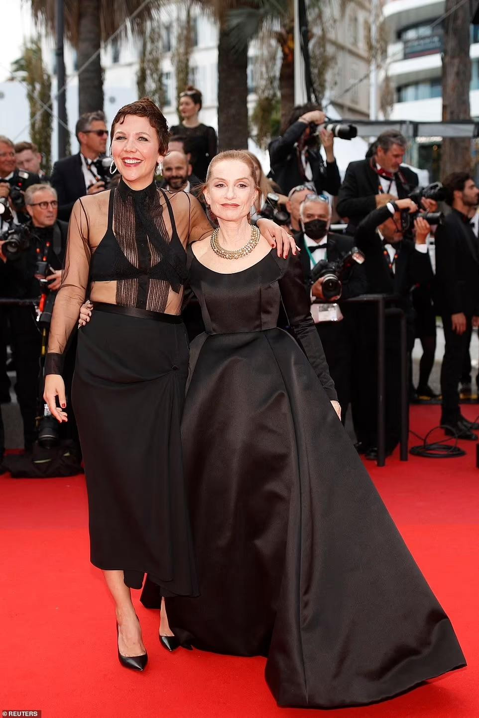 Nữ diễn viên Mỹ Maggie Gyllenhaal và minh tinh gạo cội Pháp Isabelle Huppert đều xuất hiện trong sắc đen, nhưng một người &quot;hở bạo&quot;, còn một người quý phái.