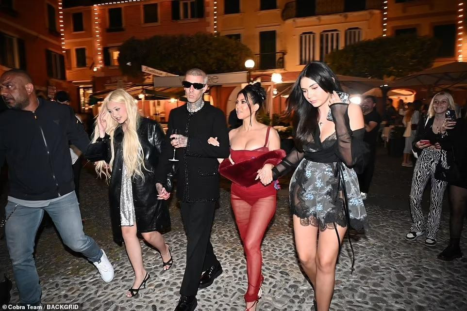 Kourtney nắm tay con gái riêng của chồng, Atiana De La Hoya, trong khi, Travis nắm tay một con gái khác, Alabama. Có thể thấy, mối quan hệ &quot;mẹ kế - con chồng&quot; rất hòa thuận, gắn kết.