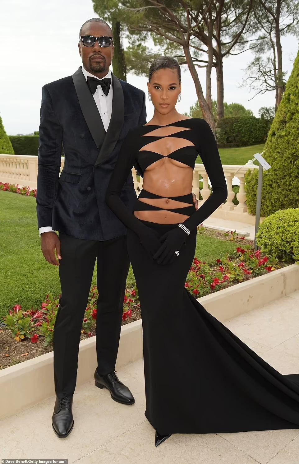 Siêu mẫu Cindy Bruna mặc lại bộ cánh từng gây tranh cãi của Kendall Jenner trong đám cưới bạn thân vào cuối năm ngoái. Người đẹp sánh đôi cùng cầu thủ bóng rổ Serge Ibaka.