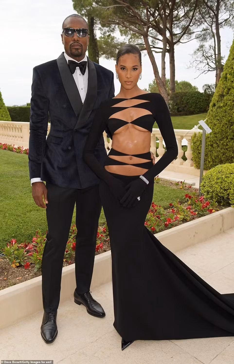 Siêu mẫu Cindy Bruna mặc lại bộ cánh từng gây tranh cãi của Kendall Jenner trong đám cưới bạn thân vào cuối năm ngoái. Người đẹp sánh đôi cùng cầu thủ bóng rổ Serge Ibaka.