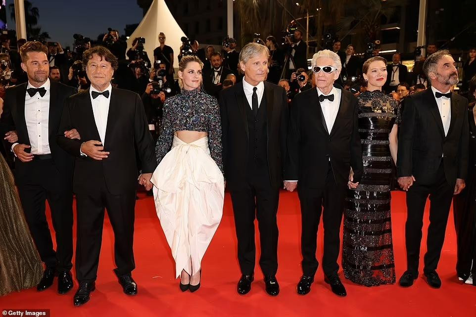 Tối cùng ngày, bộ phim mới do Kristen Stewart đóng chính - &quot;Crimes Of The Future&quot; cũng ra mắt tại LHP Cannes 2022. Bộ phim đánh dấu sự trở lại sau nhiều năm của đạo diễn Canada David Cronenberg (tóc trắng) với thể loại phim kinh dị.