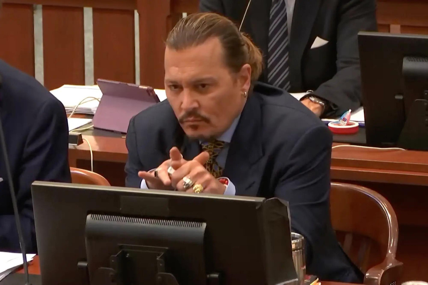 Johnny Depp vẫn đang có lợi thế trong phiên tòa chống lại vợ cũ.