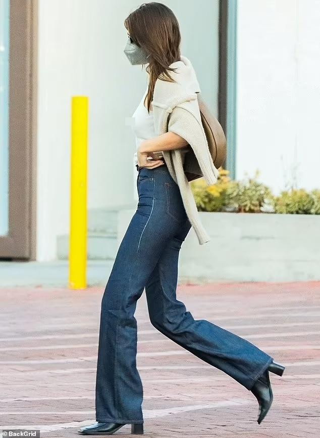 Bộ trang phục cơ bản nhưng khoác lên người Kendall lại trông rất thời thượng, sang chảnh. Tất cả nhờ vào chiều cao 1m79 ấn tượng, vóc dáng mảnh mai, nuột nà, cùng khí chất của biểu tượng thời trang hàng đầu thế giới.