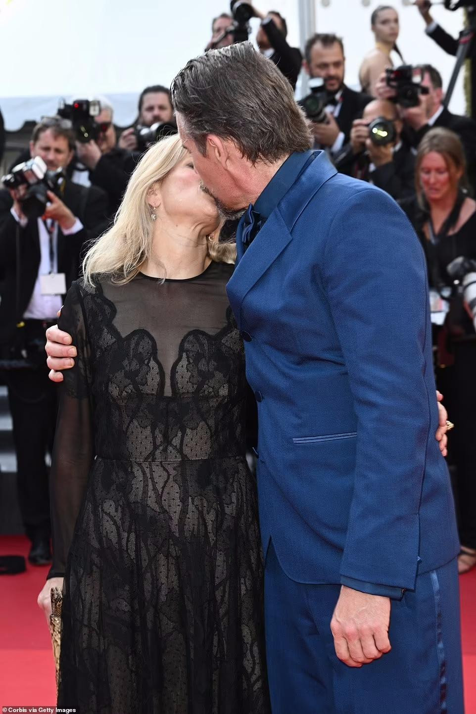 Tài tử Mỹ Ethan Hawke &quot;khóa môi&quot; bà xã Ryan trước ống kính truyền thông.