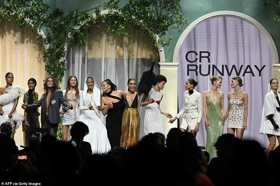 Một trong những hoạt động nổi bật nhất của sự kiện gây quỹ là trình diễn thời trang, với sự góp mặt của loạt người mẫu đình đám.