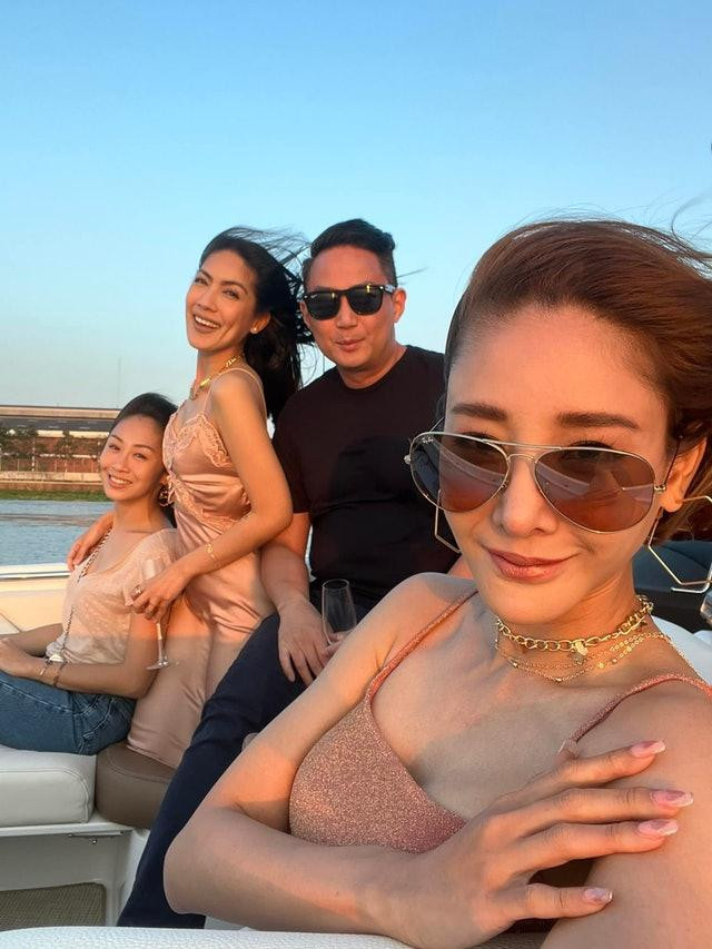 Nội dung bài đăng thứ hai nhắm đến 5 người bạn cùng có mặt trên thuyền với Tangmo. Nội dung bài đăng thứ hai nhắm đến 5 người bạn cùng có mặt trên thuyền với Tangmo.