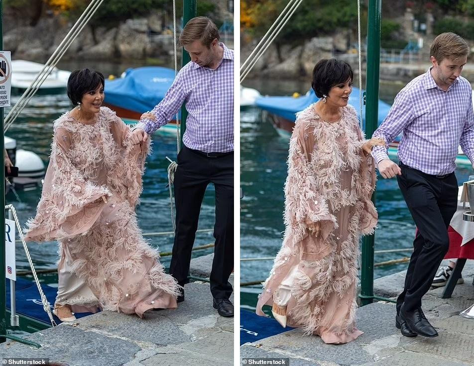 Bà Kris được nhân viên hỗ trợ di chuyển từ thuyền lên đất liền.