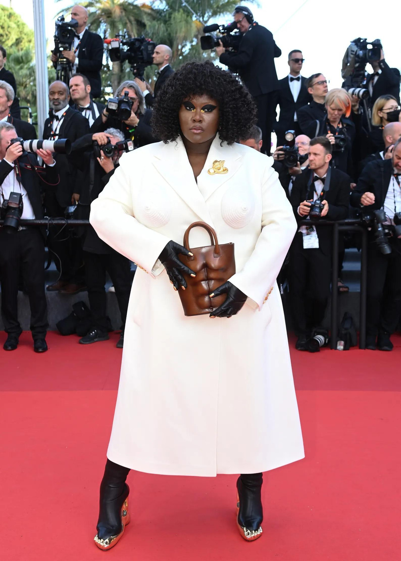 Ca sĩ kiêm nhạc sĩ người Pháp Yseult cá tính với bộ đồ trắng, cầm theo túi xách cơ bắp độc đáo.