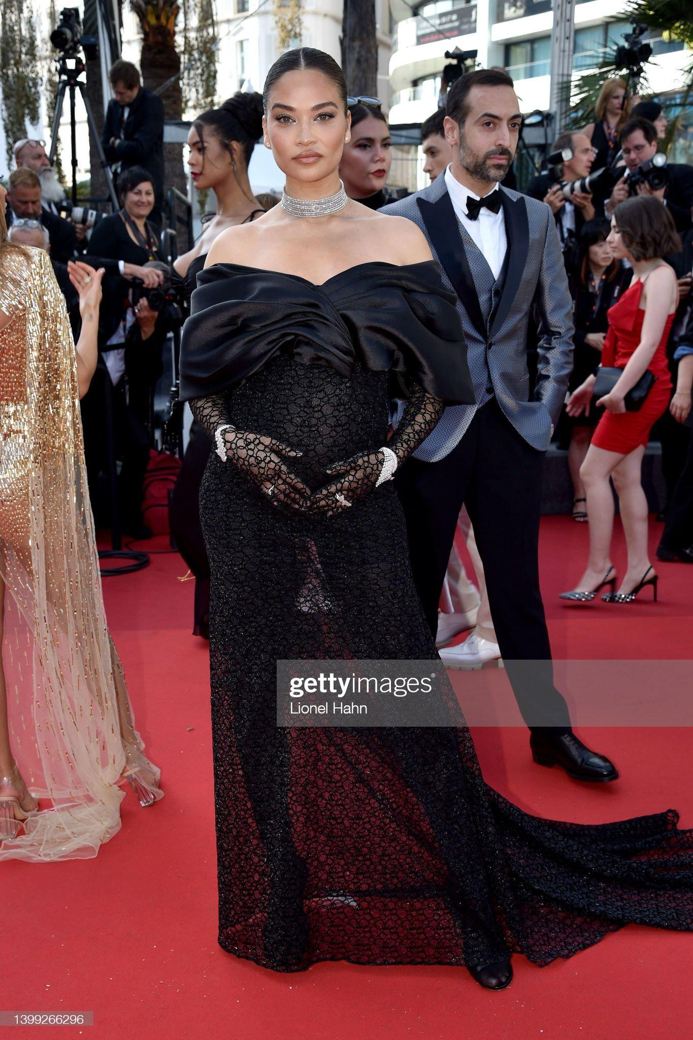 Bà bầu siêu mẫu Shanina Shaik trông quý phái và giàu có với loạt trang sức kim cương.