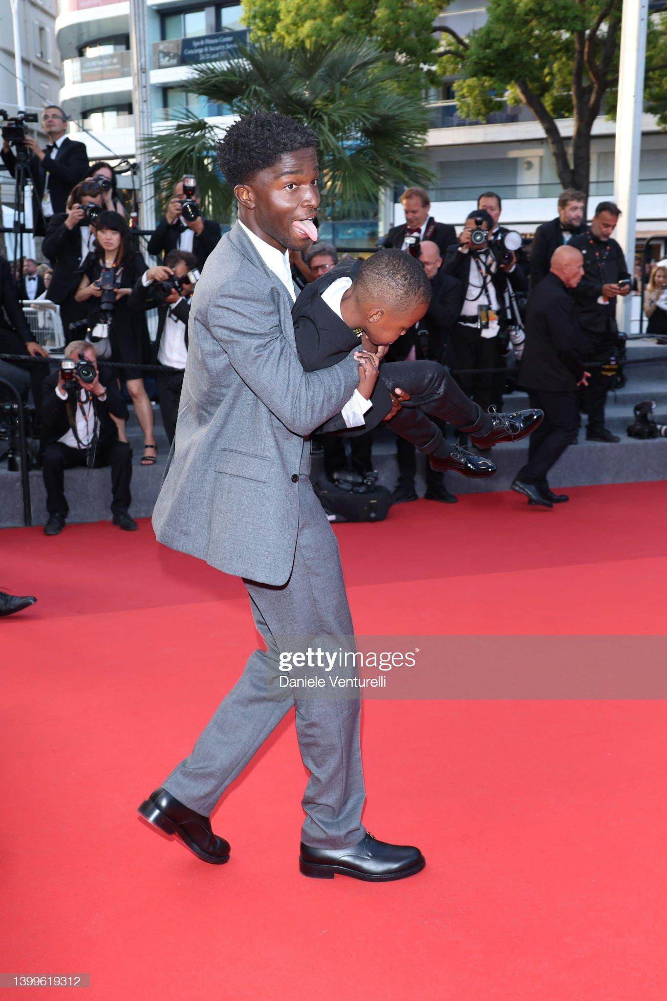 Nam diễn viên hài người Pháp Stephane Bak bế bổng bạn diễn nhí Milan Doucansi trong "Mother and Son".