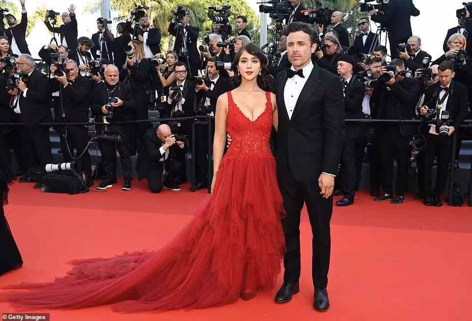 Em trai "Người Dơi" Casey Affleck diện Âu phục đen bảnh bao sánh đôi cùng bạn gái kém 22 tuổi Caylee Cowan. Em trai "Người Dơi" Casey Affleck diện Âu phục đen bảnh bao sánh đôi cùng bạn gái kém 22 tuổi Caylee Cowan.