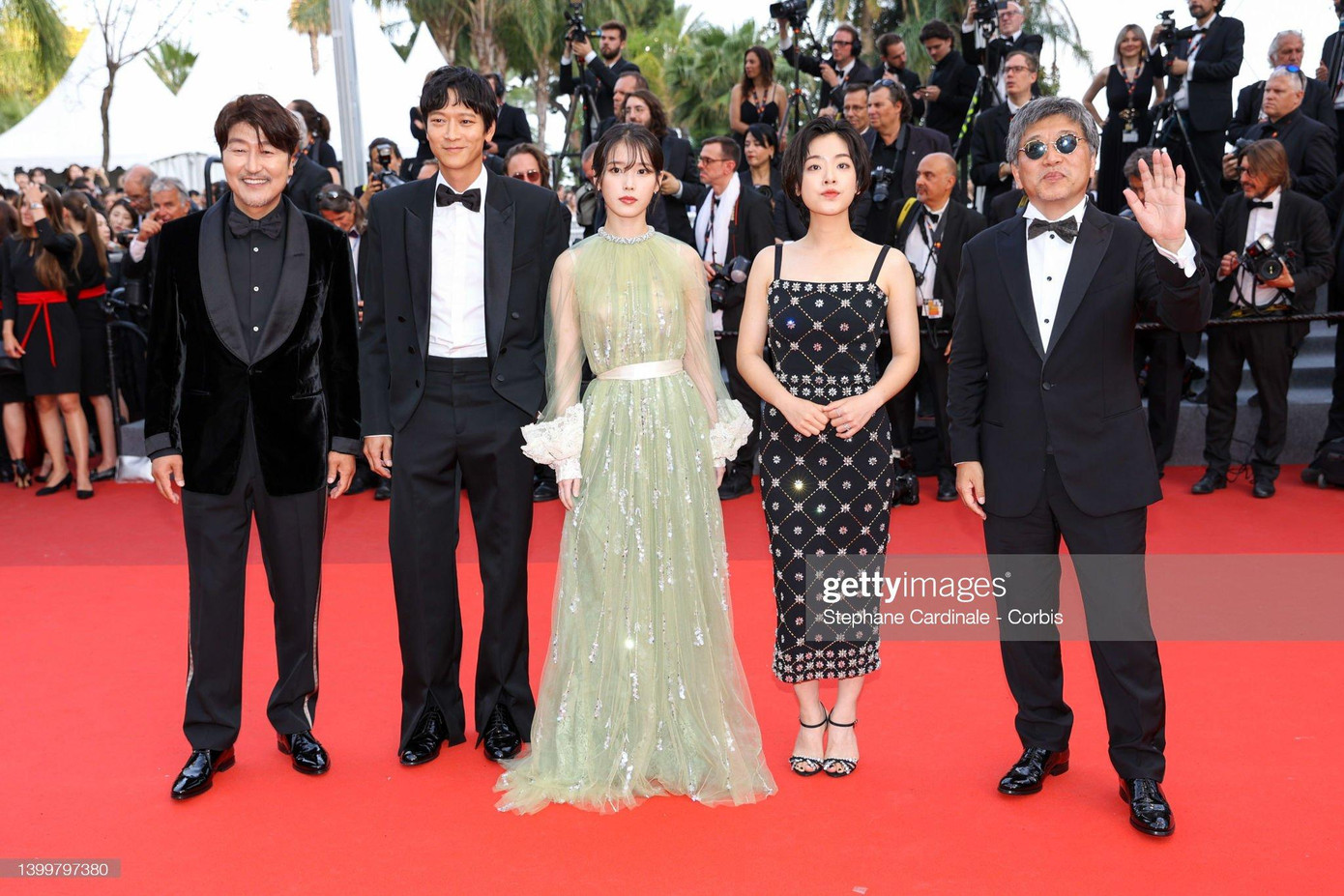 Đoàn phim “Broker”: Song Kang-ho, Kang Dong-won, Lee Ji-eun, Lee Joo-Young và đạo diễn Hirokazu Koreeda.