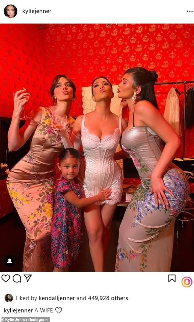 Kourtney không mời bố đẻ của Kendall và Kylie đến dự đám cưới không hề khiến tình chị em giữa ba người "sứt mẻ". Em út nhà Kardashian-Jenner đã khẳng định điều này bằng cách đăng bức ảnh chụp chung ba người ở hậu trường tiệc cưới vào tuần trước. Kendall cũng nhấn "Thích" bài đăng mới của em gái.