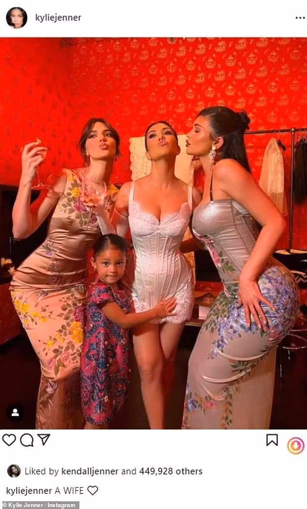 Kourtney không mời bố đẻ của Kendall và Kylie đến dự đám cưới không hề khiến tình chị em giữa ba người "sứt mẻ". Em út nhà Kardashian-Jenner đã khẳng định điều này bằng cách đăng bức ảnh chụp chung ba người ở hậu trường tiệc cưới vào tuần trước. Kendall cũng nhấn "Thích" bài đăng mới của em gái.