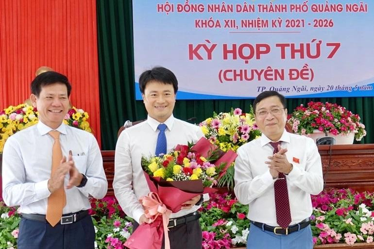 Ông Trà Thanh Danh (giữa) được bầu giữ chức Chủ tịch UBND TP Quảng Ngãi.