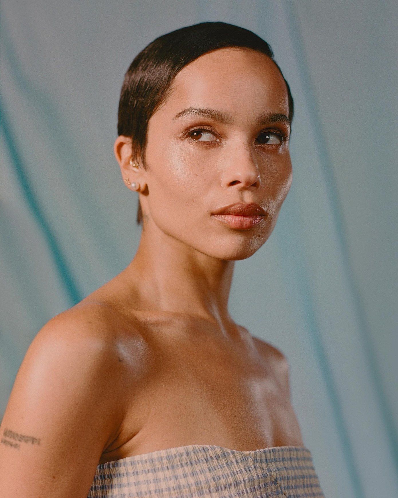 Zoë Kravitz có tên trong danh mục &quot;Nghệ sĩ&quot; của Time 100. Minh tinh Reese Witherspoon đã đề cử Zoë Kravitz vào Time 100 bởi sự chăm chỉ và bền bỉ của người đẹp sinh năm 1988 trong hành trình trở thành ngôi sao. Zoë Kravitz đã vào nghề từ nhiều năm về trước, nhưng cô mới chỉ thành danh gần đây nhờ vai Miêu nữ trong “The Batman” (2022).
