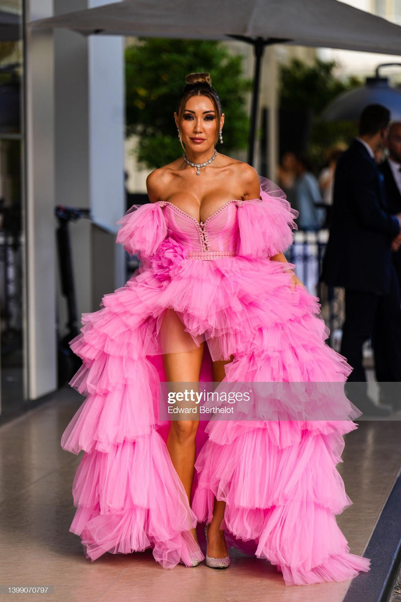 Người đẹp Mỹ Aliia Roza &quot;bốc lửa&quot; với chiếc váy hồng bồng bềnh xếp tầng.