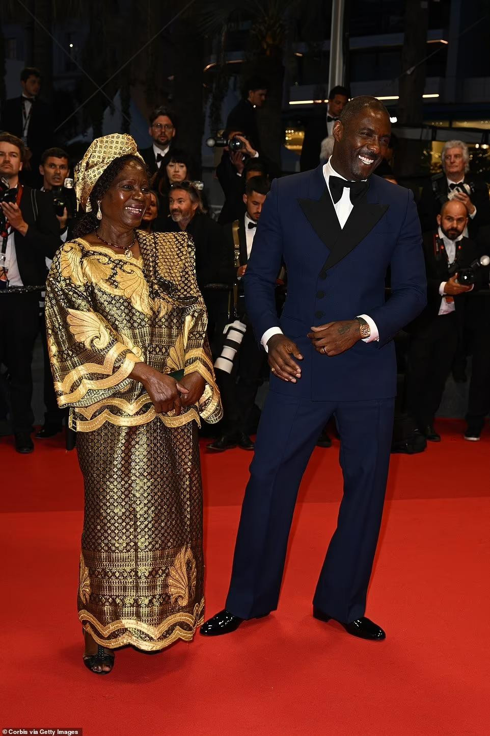 Mẹ của Idris, bà Eve, rực rỡ trong trang phục truyền thống của quốc gia Tây Phi Ghana.