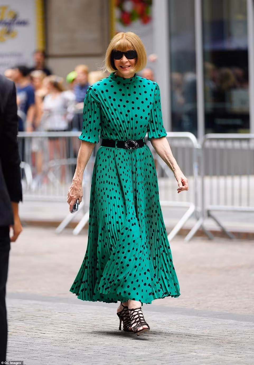 Tổng Biên tập Vogue Anna Wintour trẻ trung và thời trang ở tuổi 73. Bà là một trong số ít khách mời nổi tiếng đến dự hôn lễ của Kourtney Kardashian và Travis Barker.